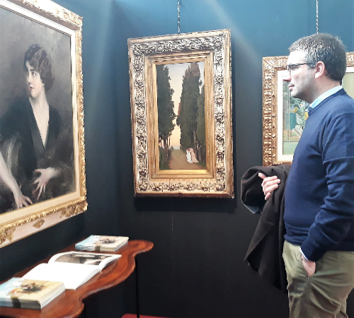 L'assessore regionale alle Autonomie locali Pierpaolo Roberti davanti al quadro di Giovanni Boldini, capolavoro della mostra Triesteantiqua al Salone degli incanti di Trieste.